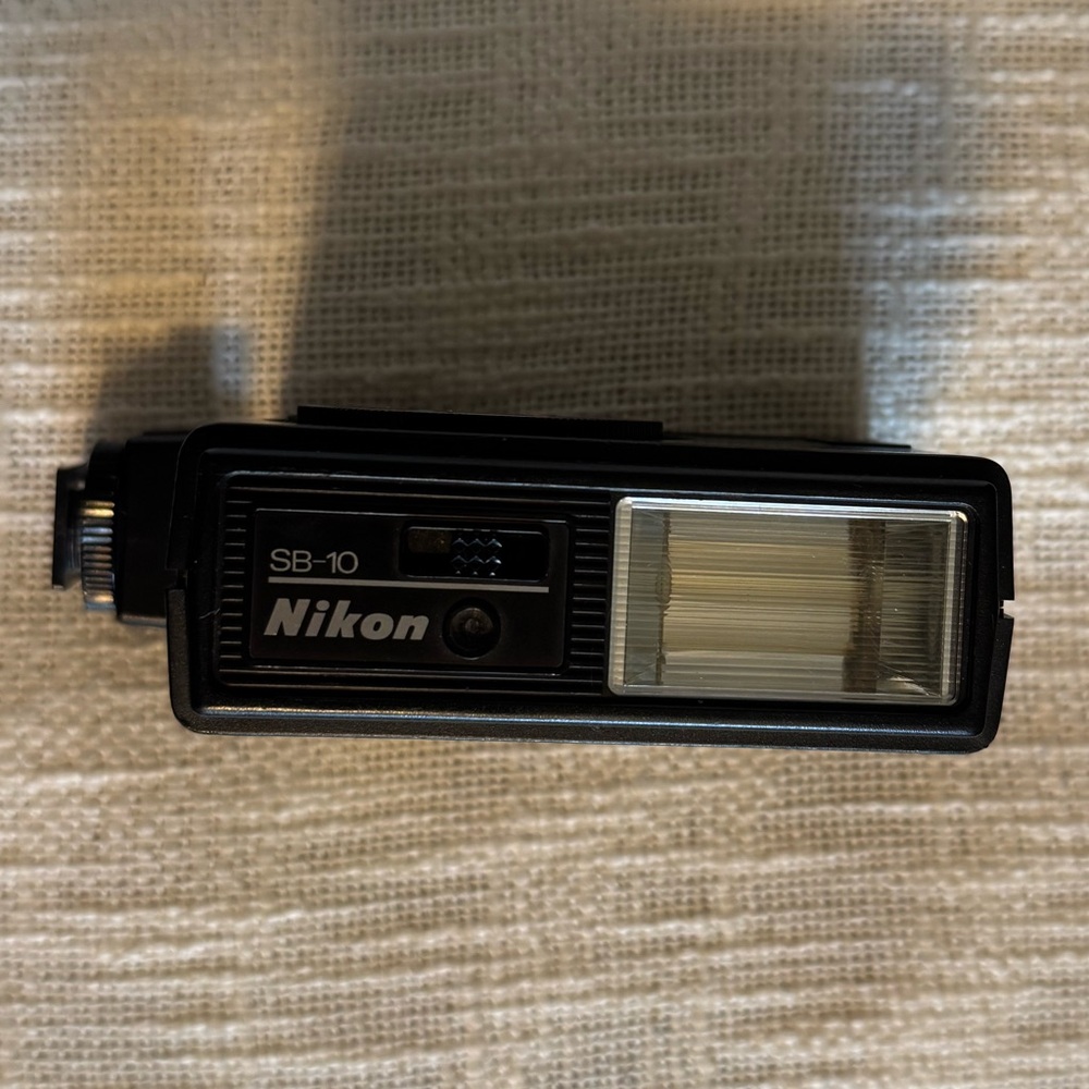 Nikon SB-10 Speedlight Flash - VINTAGE - GREAT CONDITION - UNTESTED